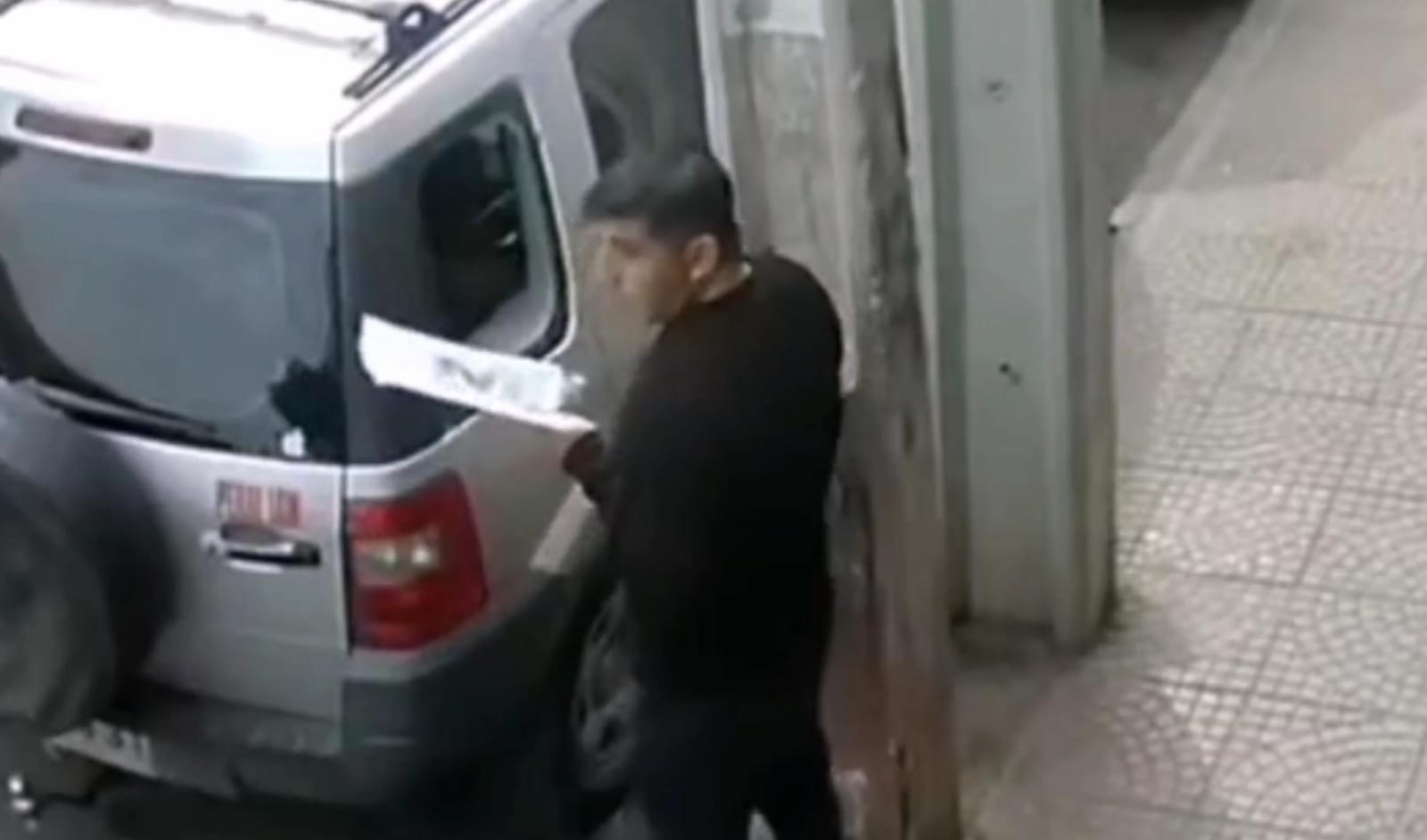 LOS ANDES: [VIDEO] Cámaras de seguridad grabaron actuar de ladrón en calle Freire. «Quebró el vidrio del vehículo y robó unas zapatillas»