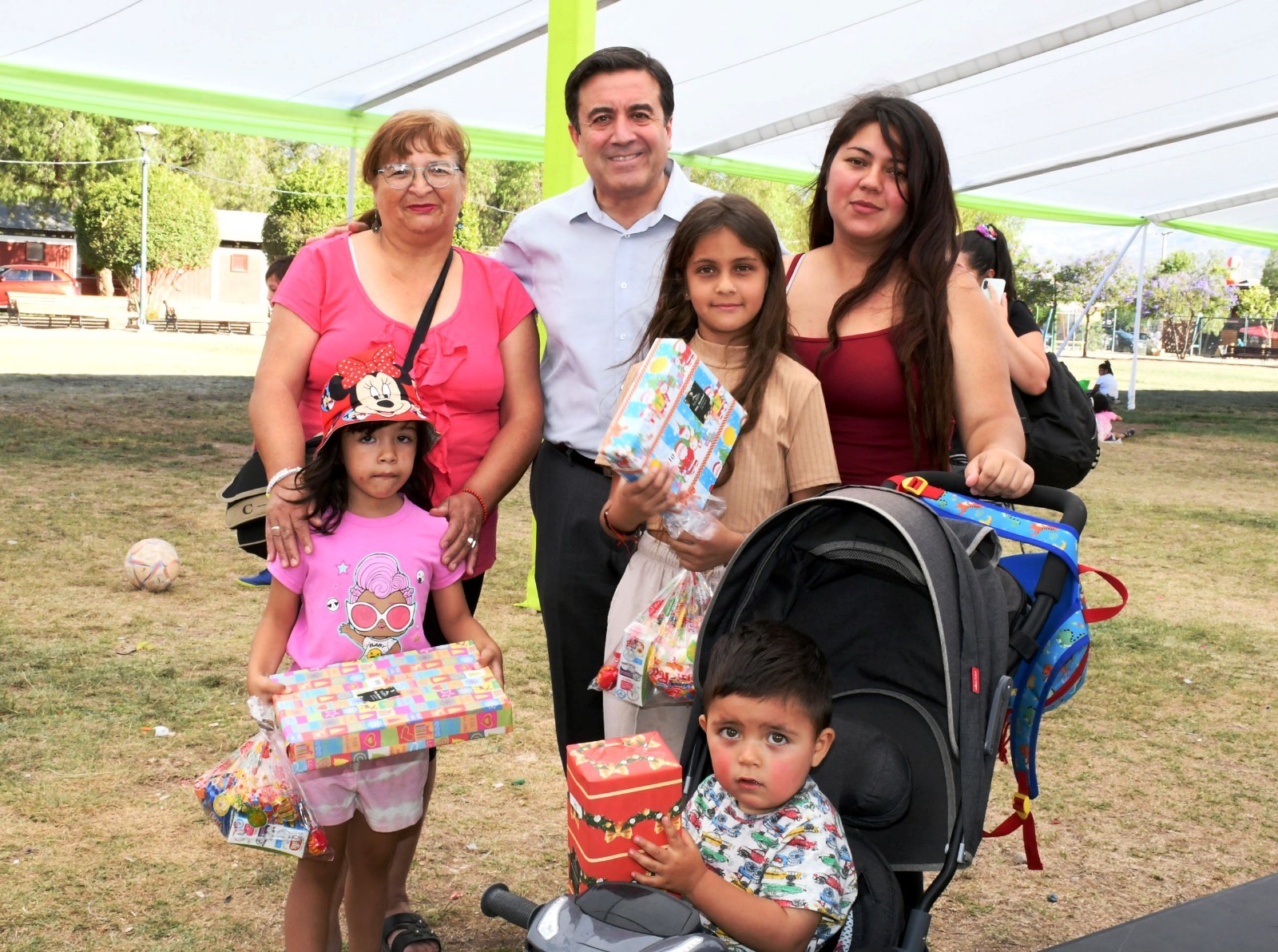 LOS ANDES: Masiva entrega de regalos de navidad para niñas y niños de Los Andes