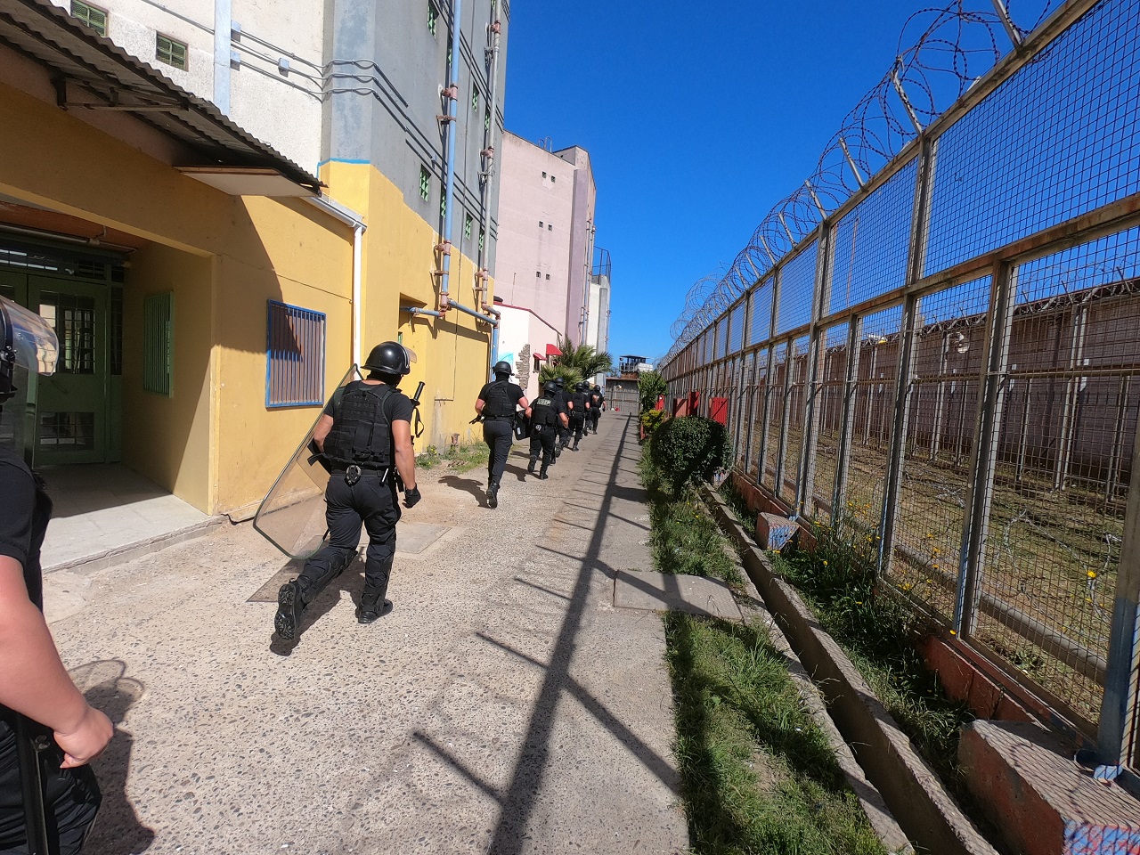 SAN FELIPE: Allanamientos simultáneos en cárceles de San Felipe y Valparaíso permitieron incautar celulares, drogas y armas blancas
