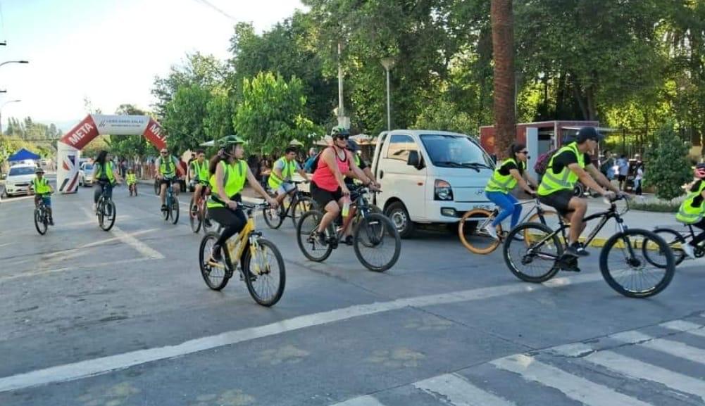 SANTA MARÍA: Con una gran participación, Departamento de Salud realizó entretenida cicletada familiar para promover los estilos de vida saludables