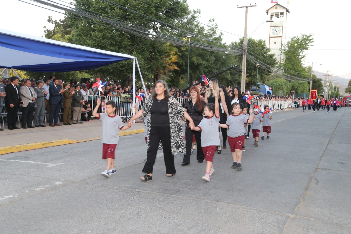 SAN ESTEBAN: Multitudinario desfile en honor a los 132 años de San Esteban