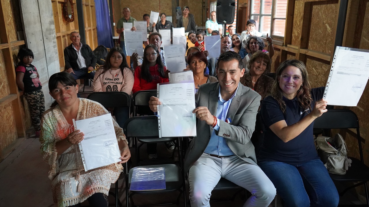 PANQUEHUE: Comunidad de Llayquen cuenta con enumeración de sus casas y letreros viales en el sector