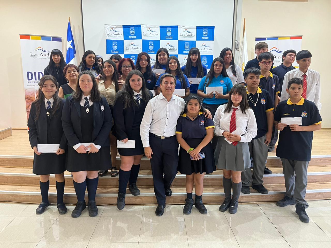 LOS ANDES: Municipio andino entrega Beca de Transporte a estudiantes de Camino Internacional