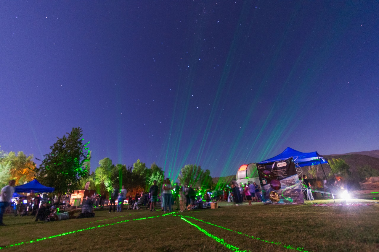 CALLE LARGA: Más de 200 láser iluminaron el cielo de Calle Larga en el Día de la Astronomía