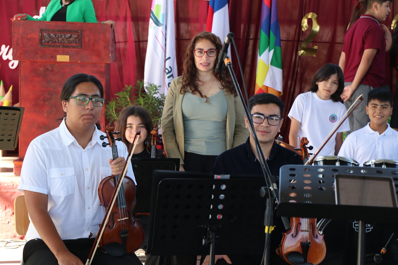 CALLE LARGA: Estudiantes de Calle Larga reciben el nuevo año escolar en festiva ceremonia de bienvenida