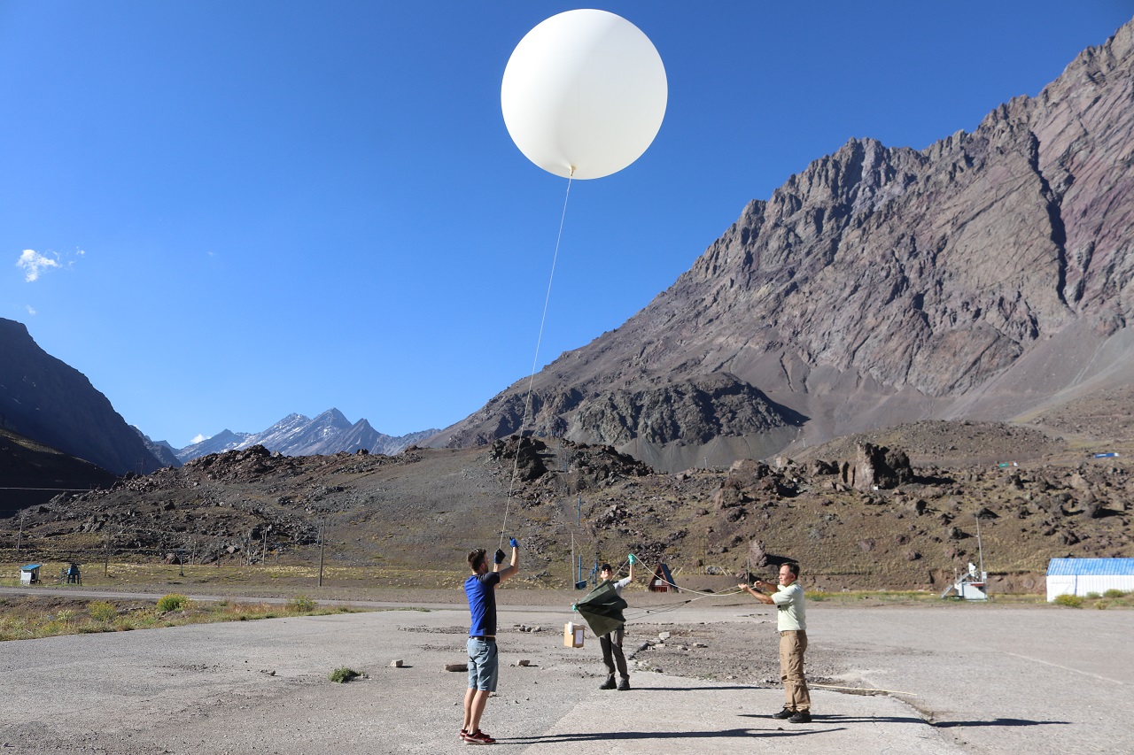 LOS ANDES: Lanzan globos sonda a la estratósfera para medir ozono y zonas contaminadas de Portillo