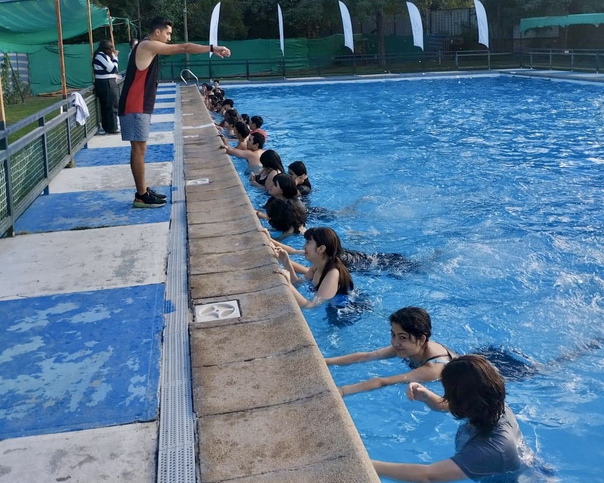 LOS ANDES: Estudiantes de establecimientos municipales animaron programa de natación en Piscina América