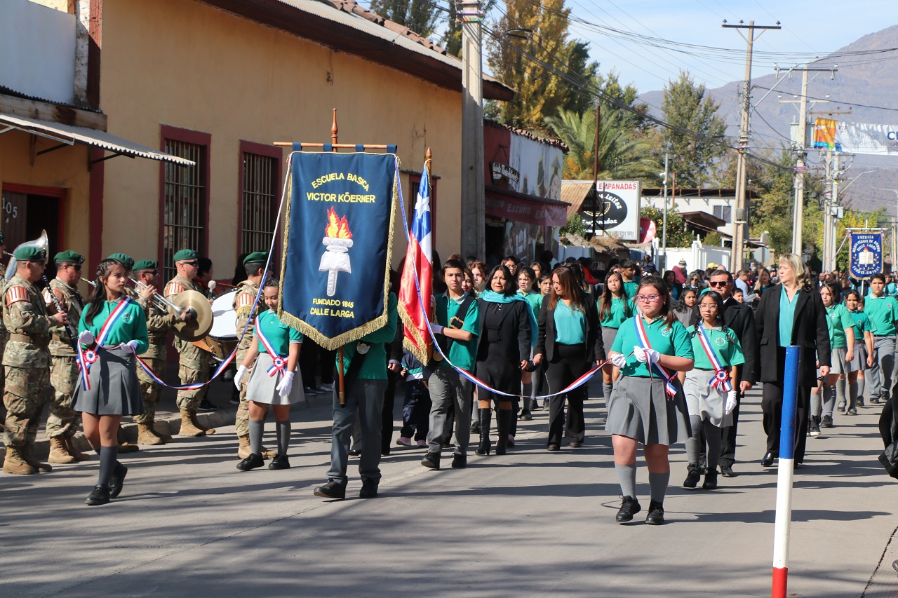 CALLE LARGA: Agrupaciones y estudiantes de Calle Larga desfilaron en Conmemoración del Día de las Glorias Navales 2024