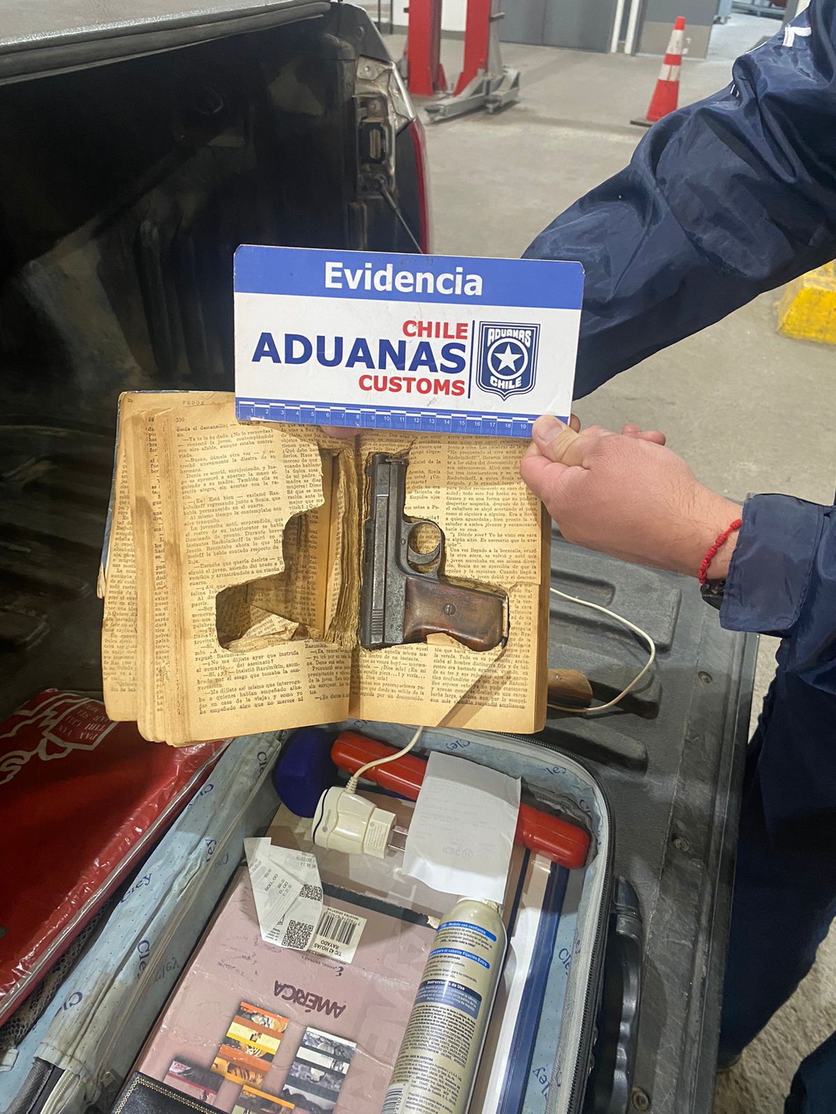 LOS ANDES: Aduanas incauta armas en paso fronterizo Los Libertadores al interior de un libro