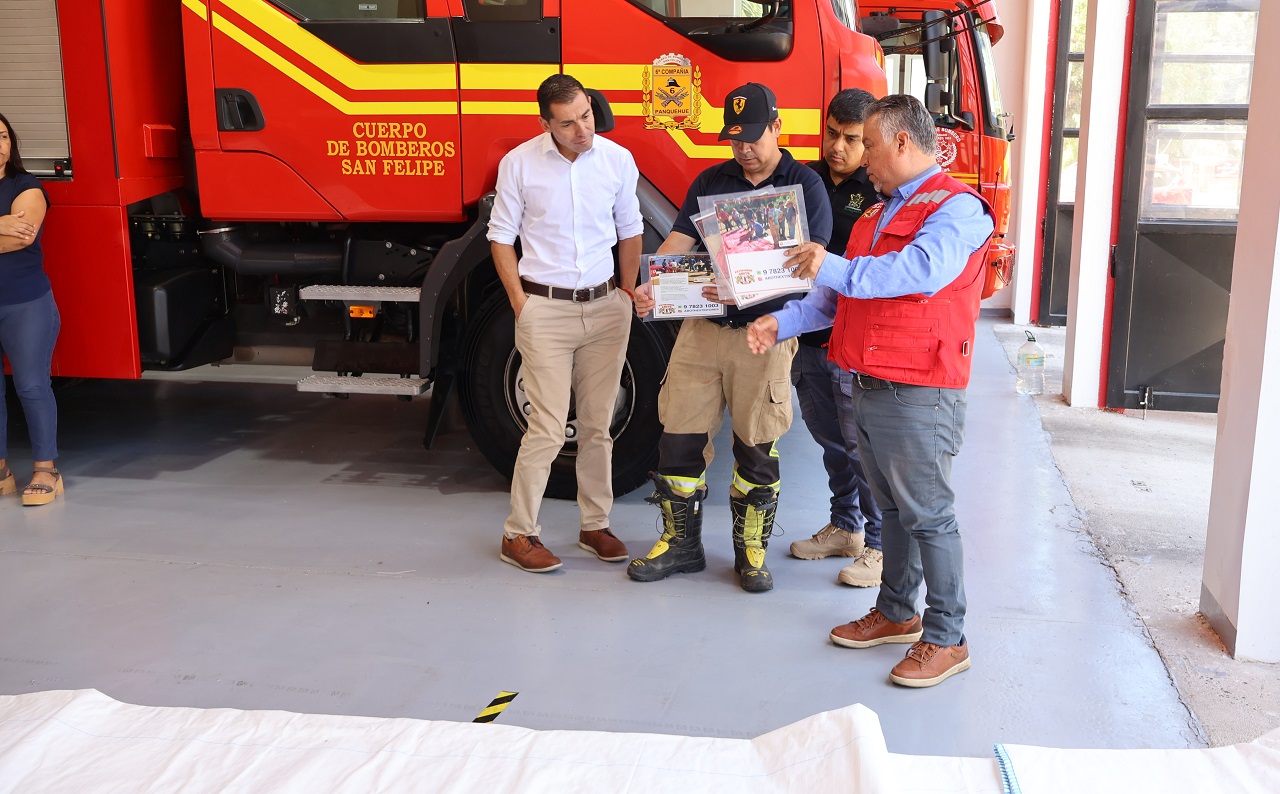 PANQUEHUE: Empresa dona producto para acumular agua a comunidad Panquehuina que será administrada por Bomberos