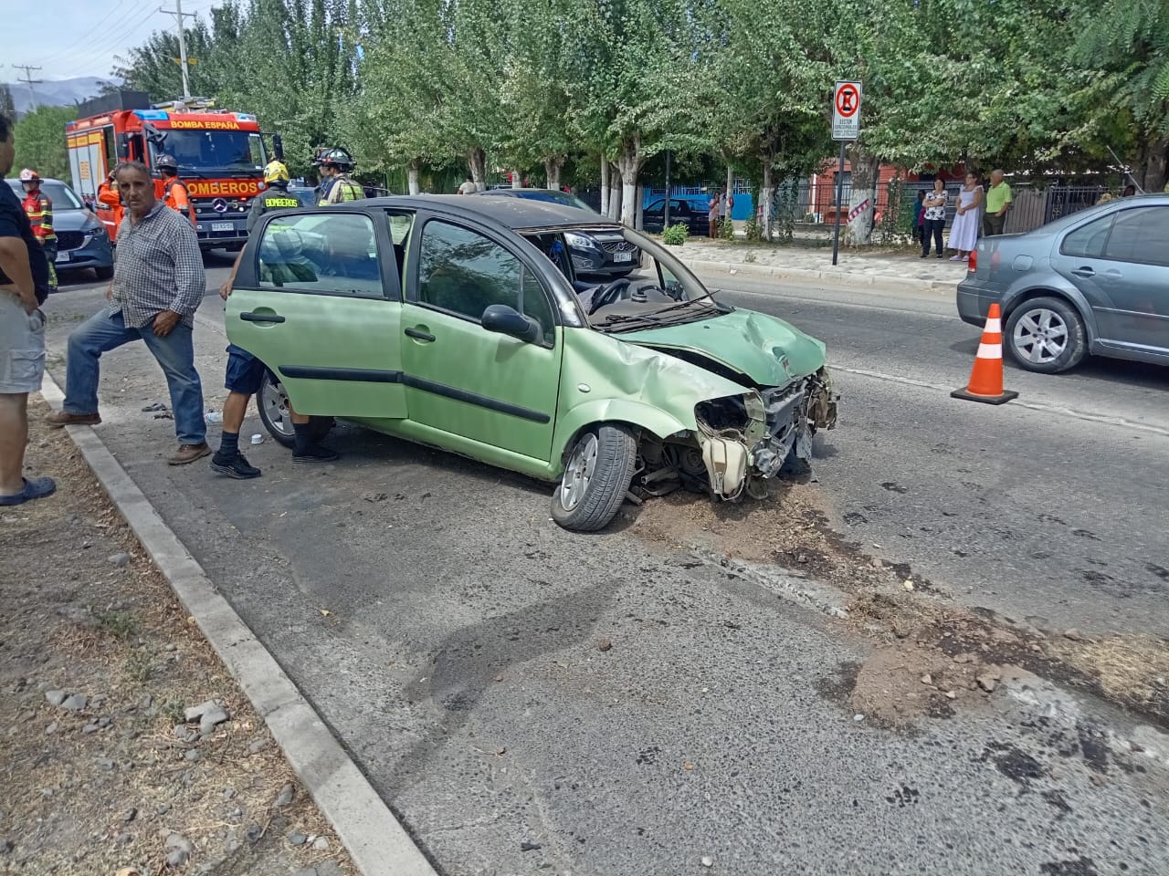LOS ANDES: [FOTOS] Vehículo perdió el control y chocó contra un árbol y un basurero en Los Andes