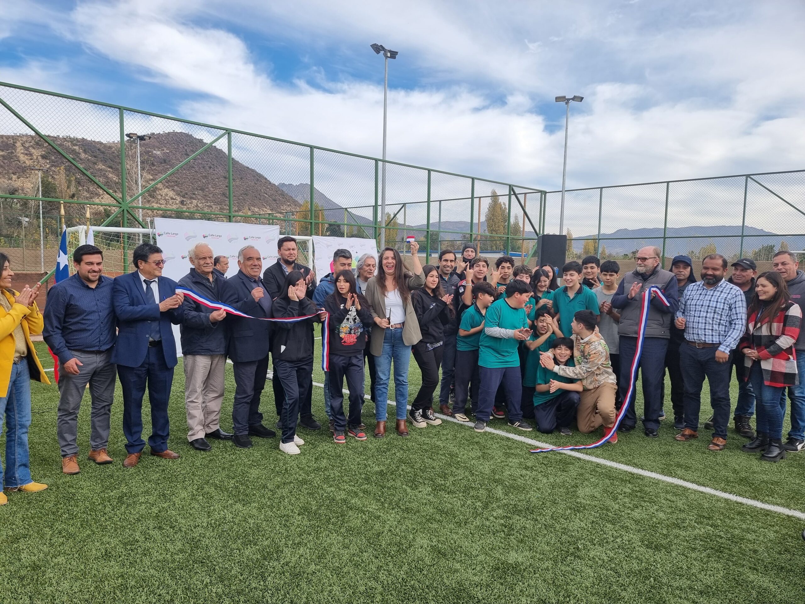 CALLE LARGA: Calle Larga inaugura moderno complejo deportivo con canchas de pasto sintético y de arcilla