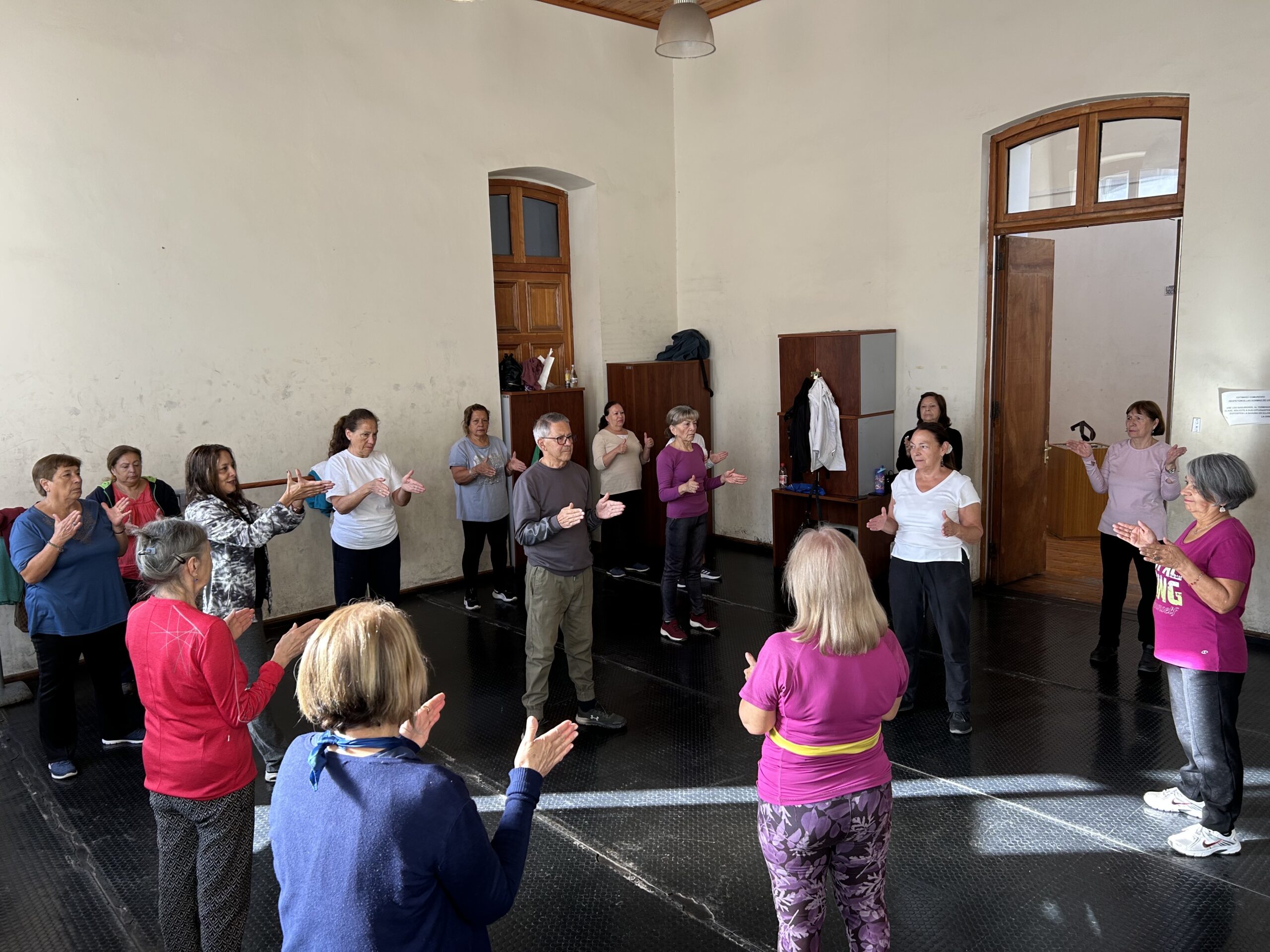 LOS ANDES: Más de cien adultos mayores participan en talleres gratuitos de bienestar físico y mental en Los Andes
