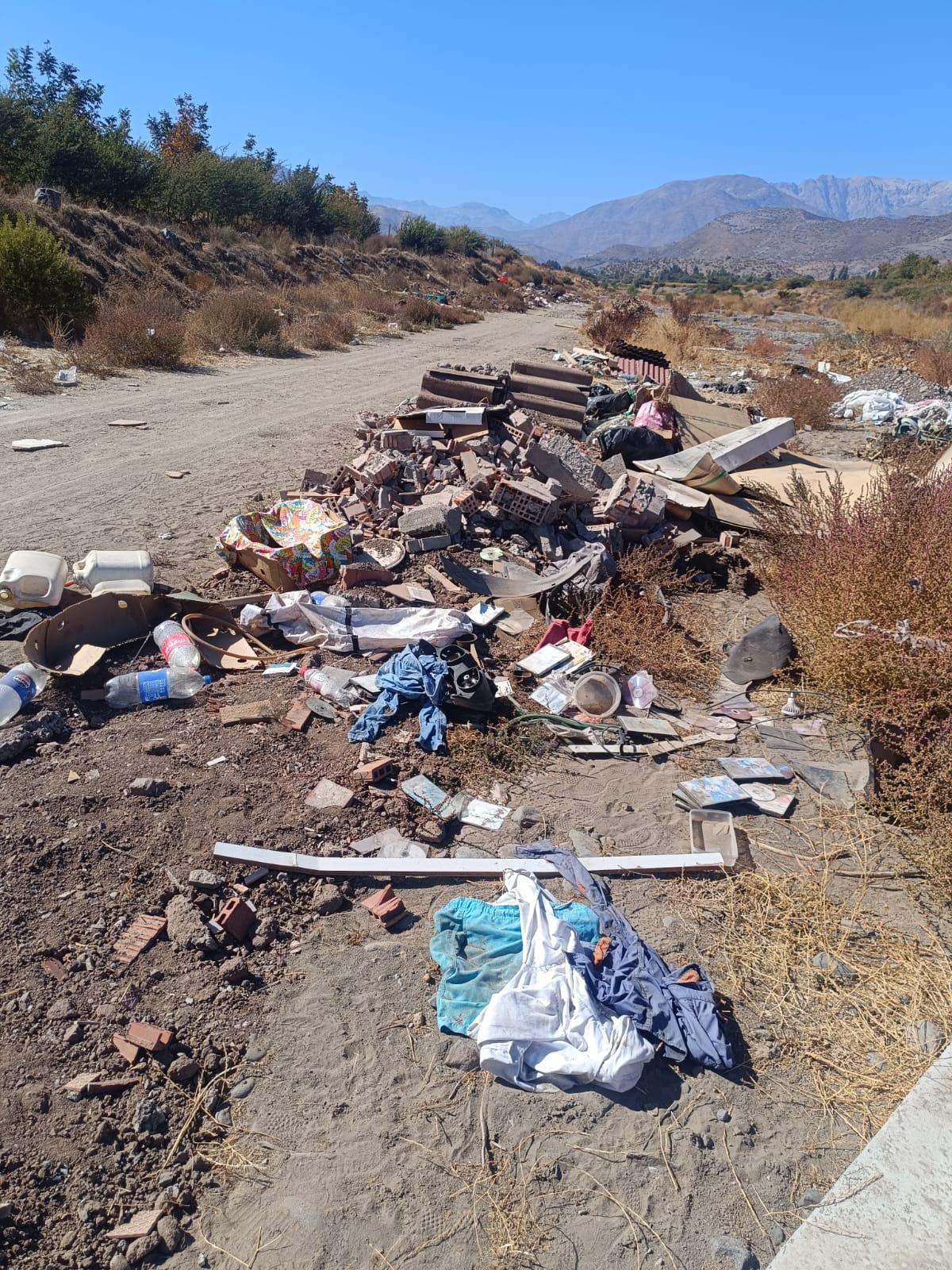 CALLE LARGA: Denuncian micro-basural y animales muertos en el badén entre El Pedrero y San Vicente