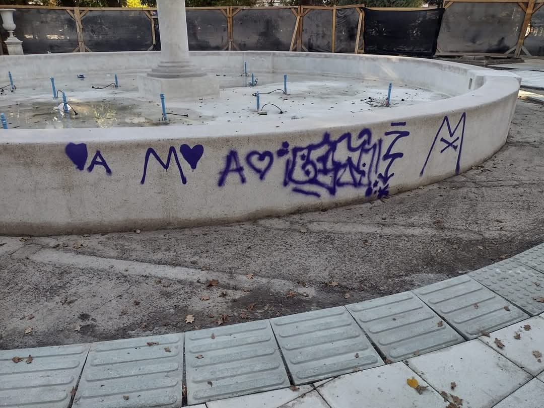 SAN FELIPE: Molestia en San Felipe: Sujeto rayó la pileta de la Plaza De de Armas