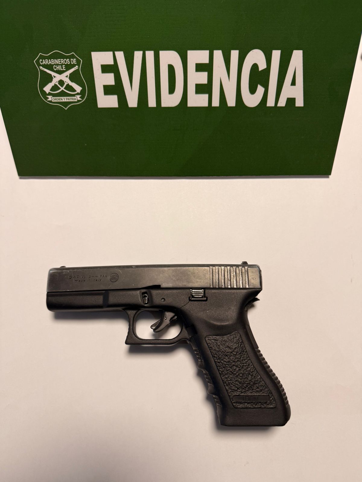 SANTA MARÍA: Carabineros de Santa María detiene a dos sujetos con armas y droga tras evadir control policial