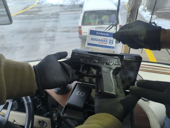 LOS ANDES: Conductor de casa rodante fue sorprendido intentando ingresar a chile con armas y municiones