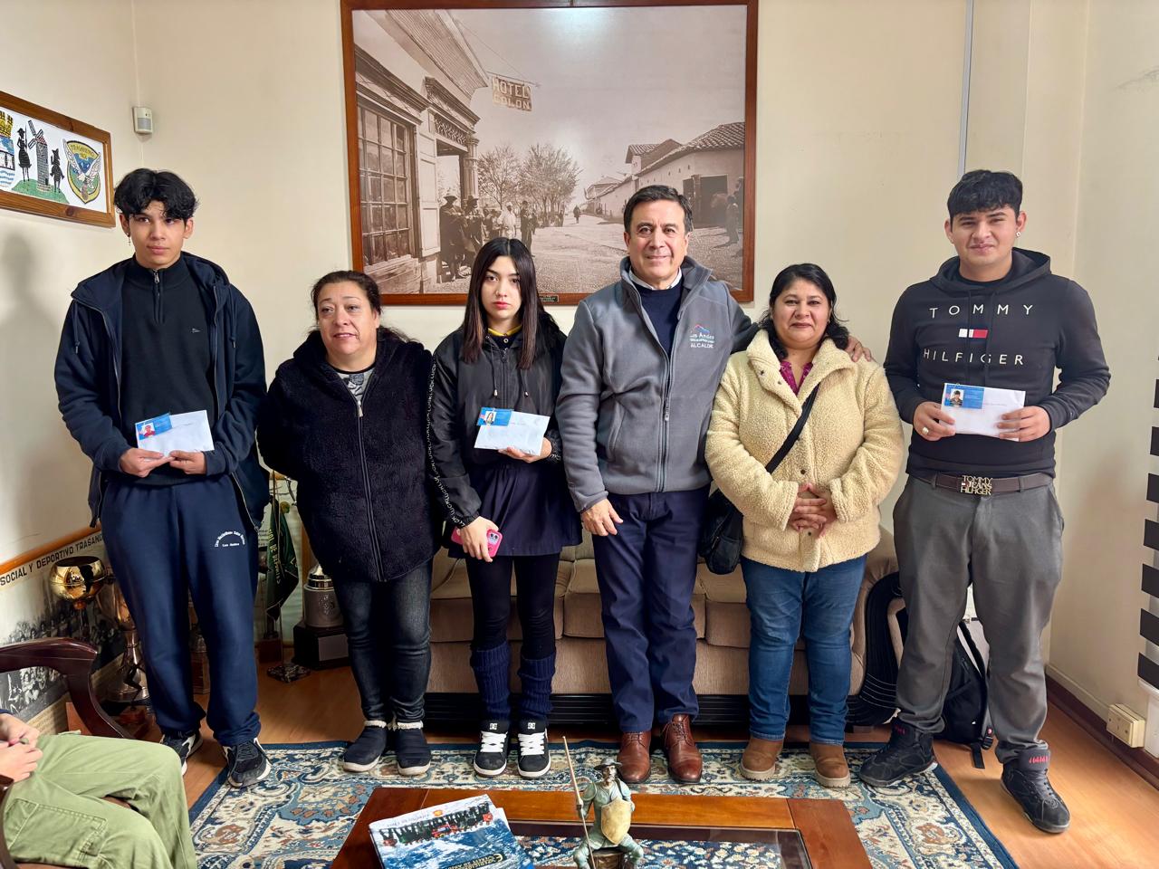 LOS ANDES: Estudiantes del Camino Internacional recibieron beca de transporte por parte del municipio andino