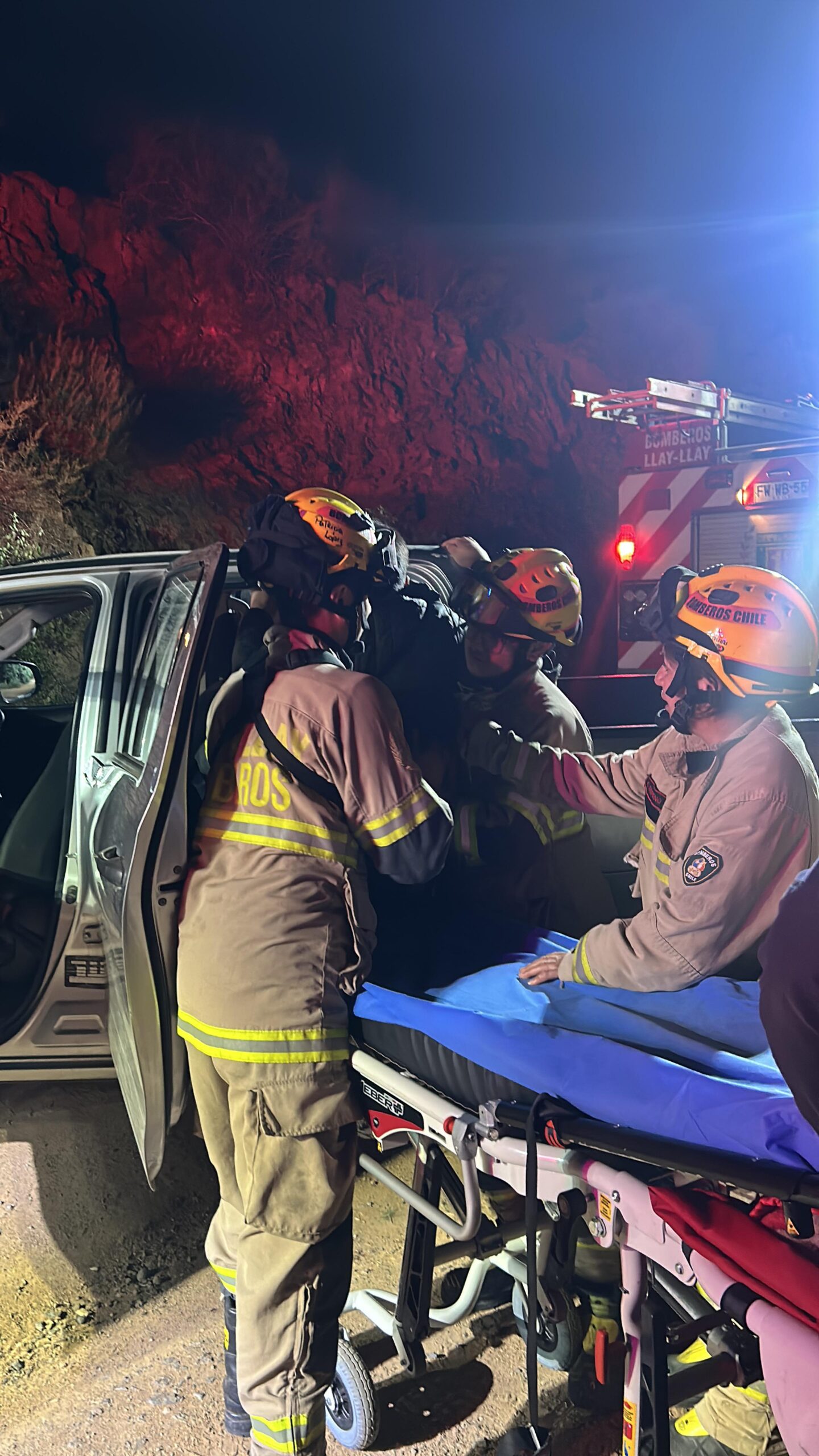 LLAY LLAY: Bomberos y equipos municipales rescatan a hombre herido en cerro Las Bandurrias