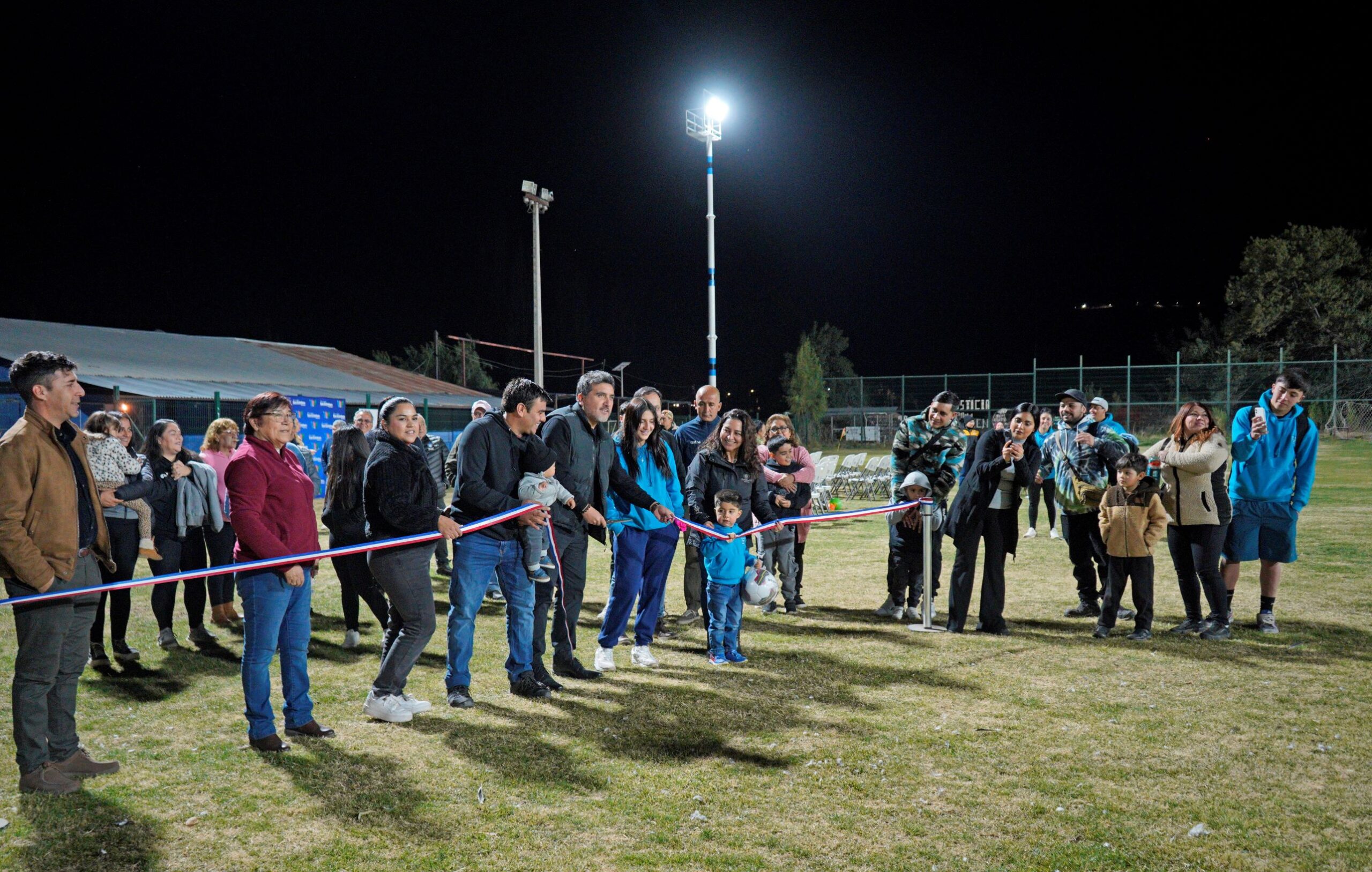 SAN ESTEBAN: Codelco Andina impulsó la instalación de nuevas luminarias en instalaciones del Club Deportivo y Cultural Los Chacayes