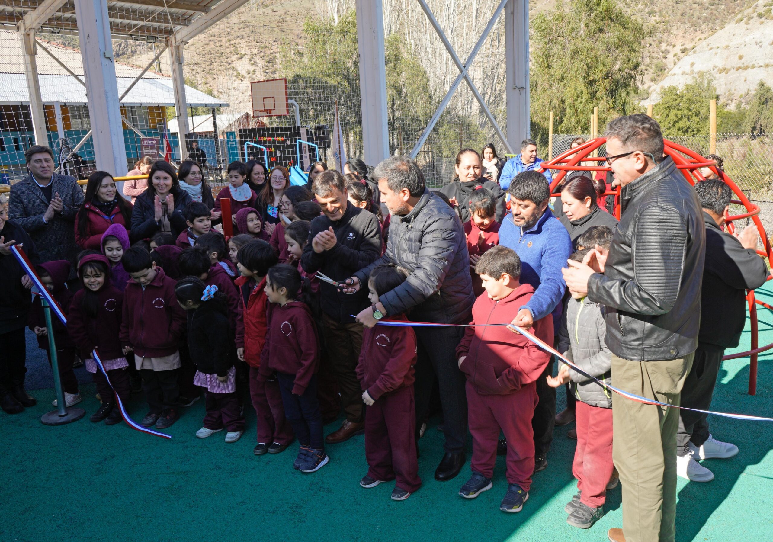 SAN ESTEBAN: Estudiantes de la Escuela de Río Colorado mejoran su establecimiento gracias a proyecto de Codelco Andina