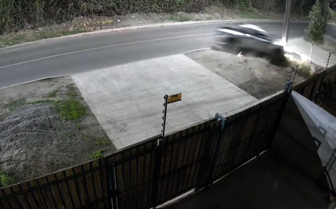 LOS ANDES: [VIDEO] Otro accidente en calle Víctor Körner: Camioneta termina chocando contra un poste