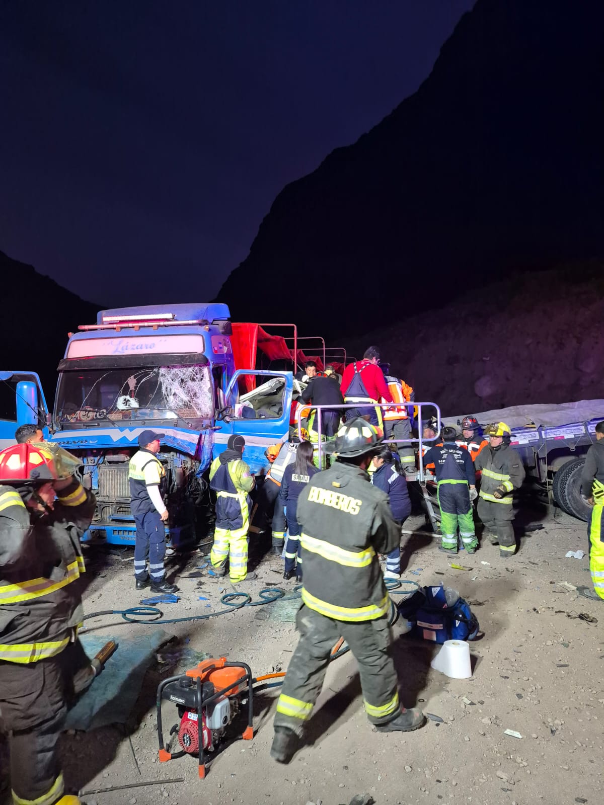 LOS ANDES: Dos conductores lesionados tras violenta colisión de camiones en el camino internacional: uno de ellos quedó atrapado