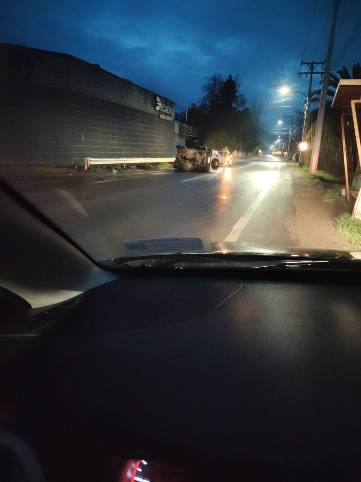 SAN FELIPE: Automóvil volcó tras chocar frente a Discoteque Tres Décadas en San Felipe