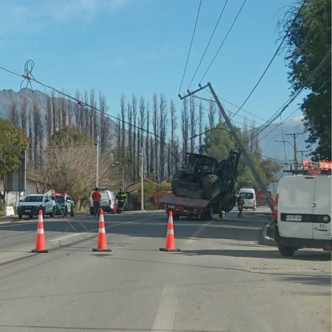 CURIMON: Camión derriba poste y deja sin suministro eléctrico a sector de Curimón