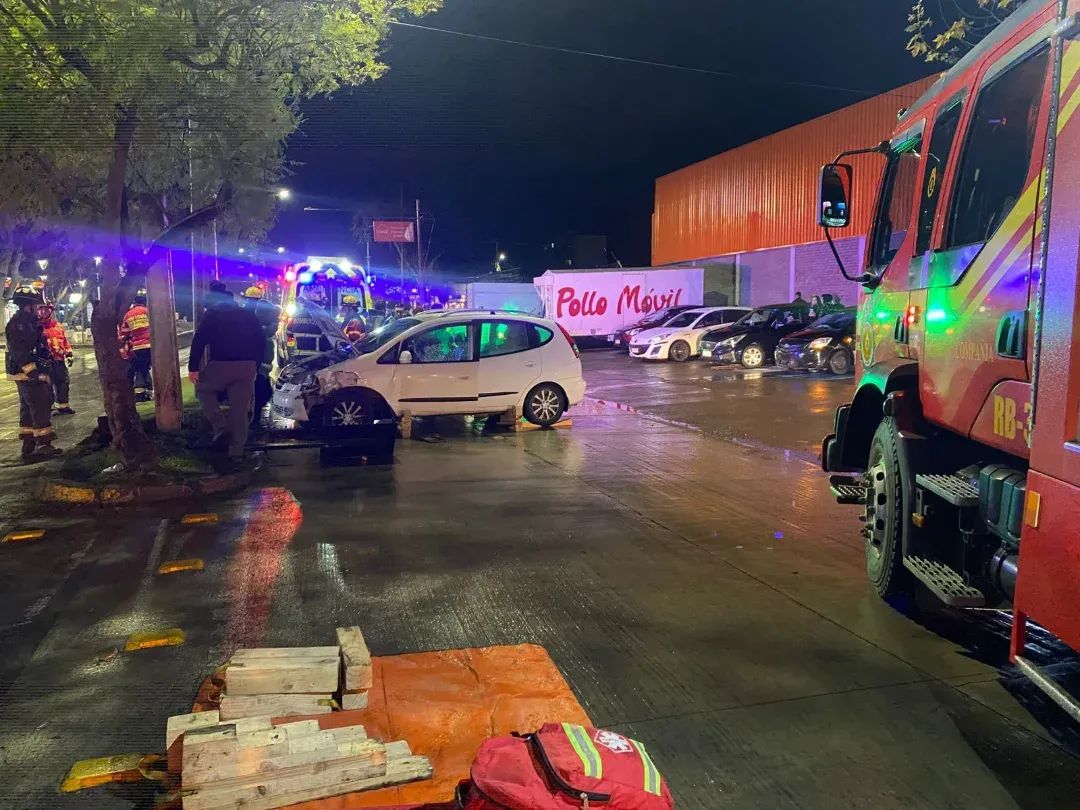 LOS ANDES: Un lesionado deja accidente en av. Santa Teresa: Conductor Derribó Una Señalética, chocó un árbol y un poste