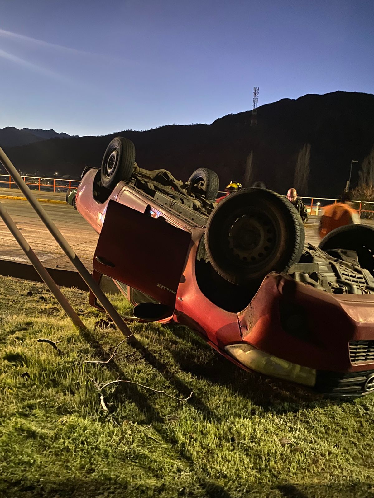 LOS ANDES: Camioneta termina volcada en avenida enrique de la fuente: no hubo personal lesionadas