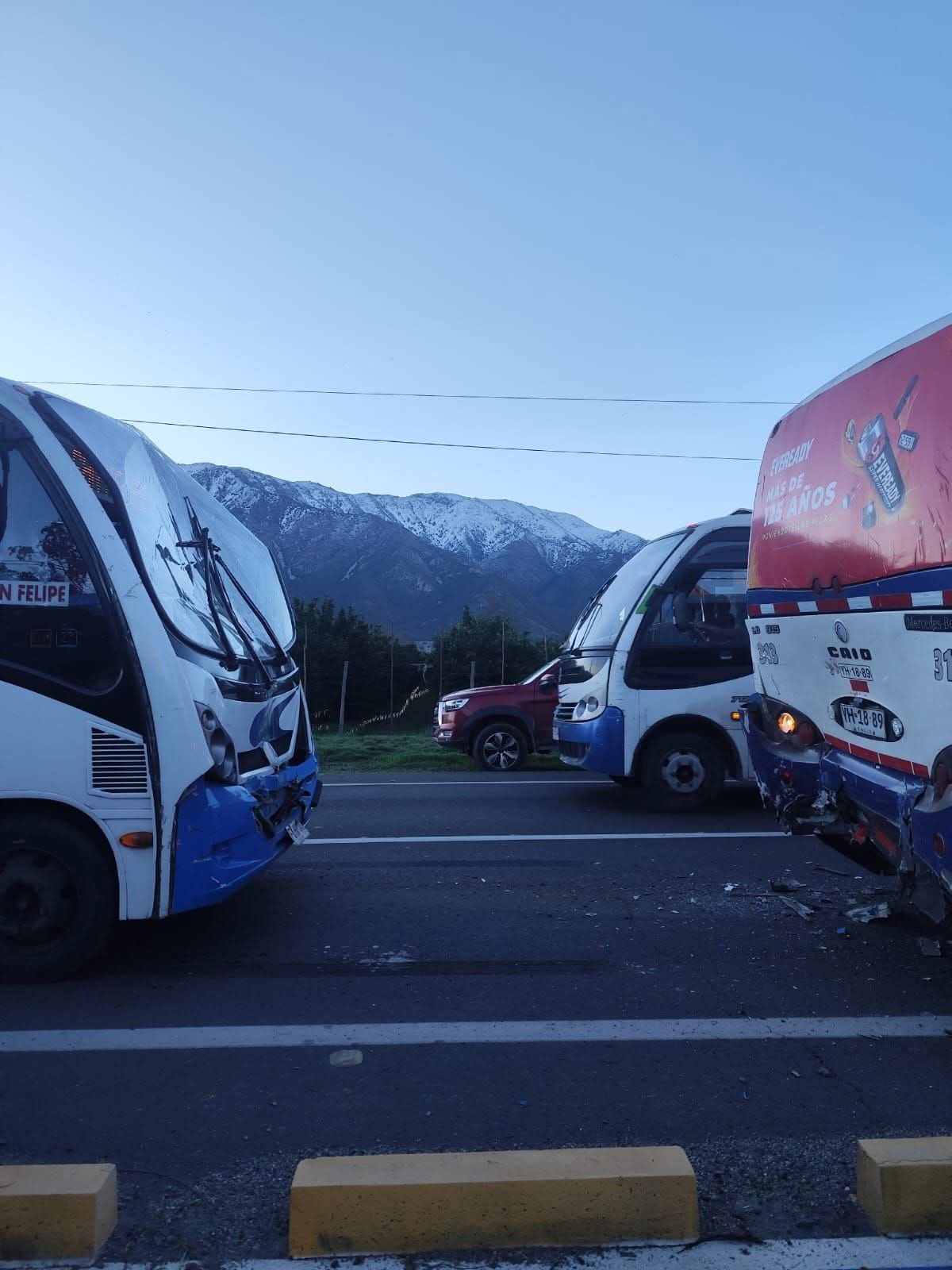 PANQUEHUE: Más de díez lesionados deja colisión por alcance en sector el escorial