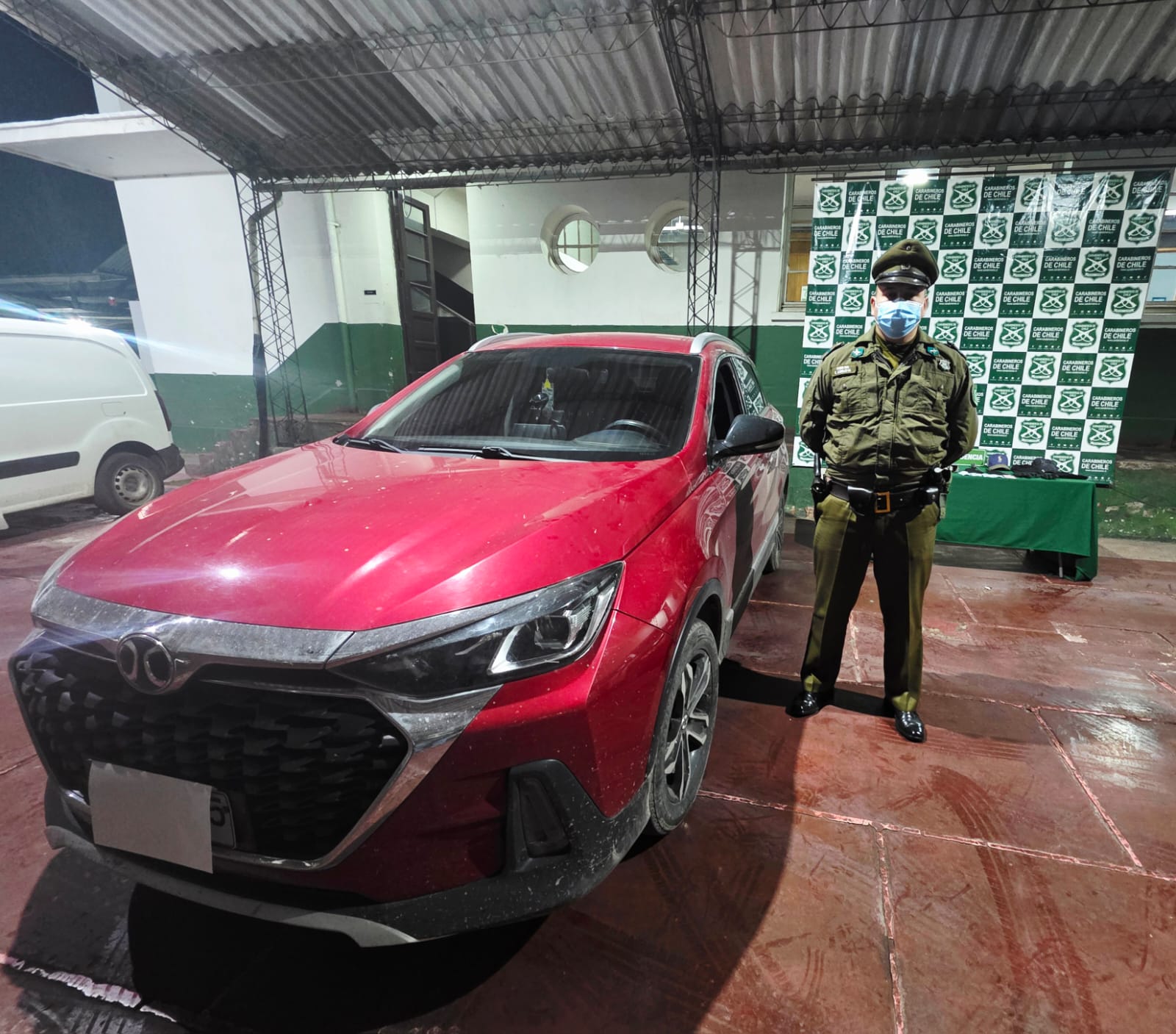 LOS ANDES: [VIDEO] Rápida acción de la SIP permitió detener a tres sujetos tras robo de accesorios de vehículos en estacionamiento de Jumbo