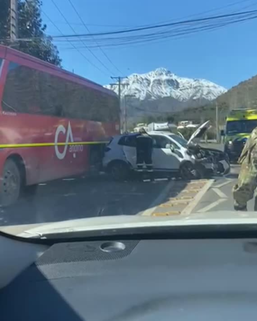 LOS ANDES: Una persona resultó lesionada tras un accidente registrado esta tarde en el Camino Internacional, frente al establecimiento educacional Cambridge College