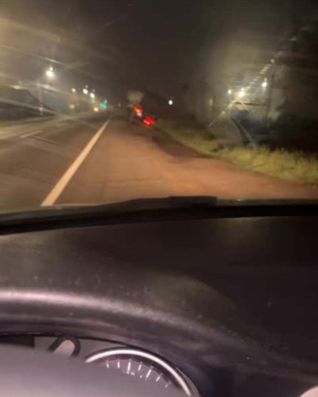 RINCONADA: [VIDEO] Camión se estaciona y parte de su carga comienza a hundirse en carretera San Martín