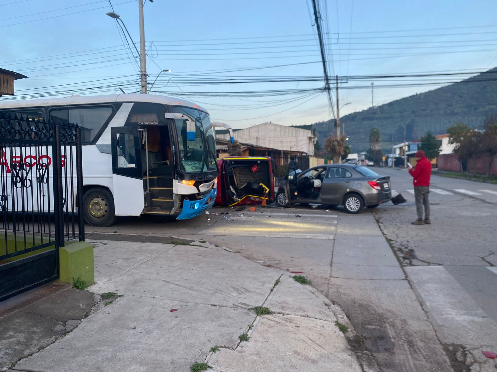 LLAY LLAY: Camioneta volcó tras violento accidente en Villa Chagres de Llay Llay. Foto gentileza Radio Llay Llay