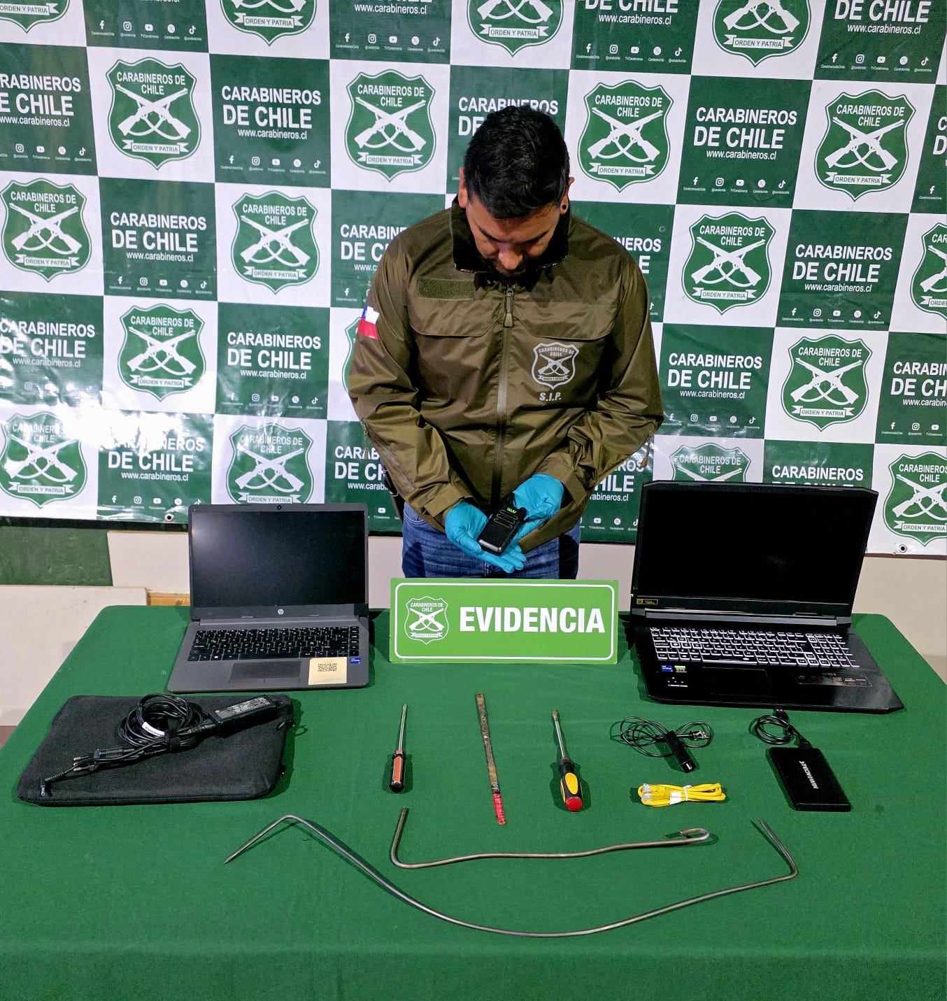LOS ANDES: [VIDEO] Carabineros detuvo a dos delincuentes sorprendidos robando al interior de vehículos