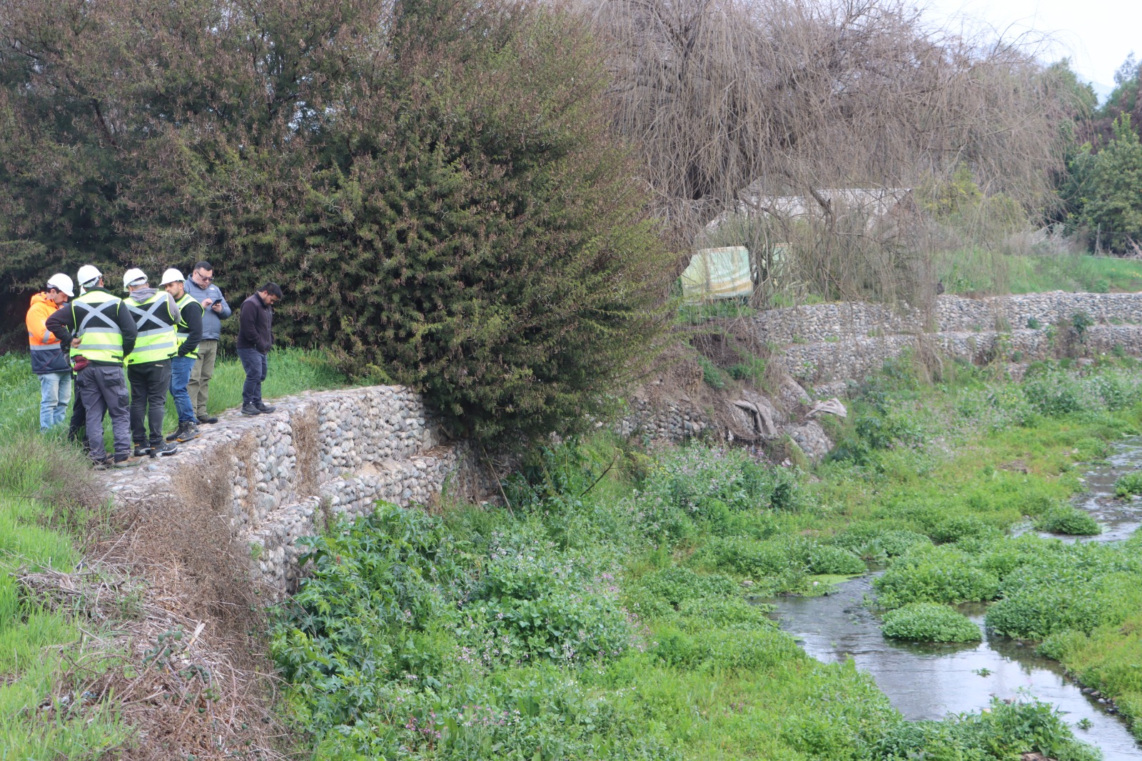 LLAY LLAY: Municipio consigue que DOH instale defensas fluviales en Estero Los Loros de Llay Llay. Obras buscan entregar mayor protección en sectores afectados por la crecida del afluente