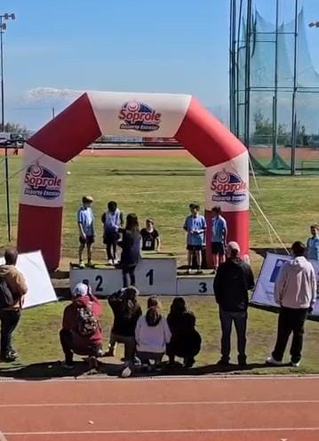 LLAY LLAY: [VIDEO] Atleta Llayllaíno de 9 años brilló en torneo de atletismo día del niño en san Carlos de Apoquindo en Santiago