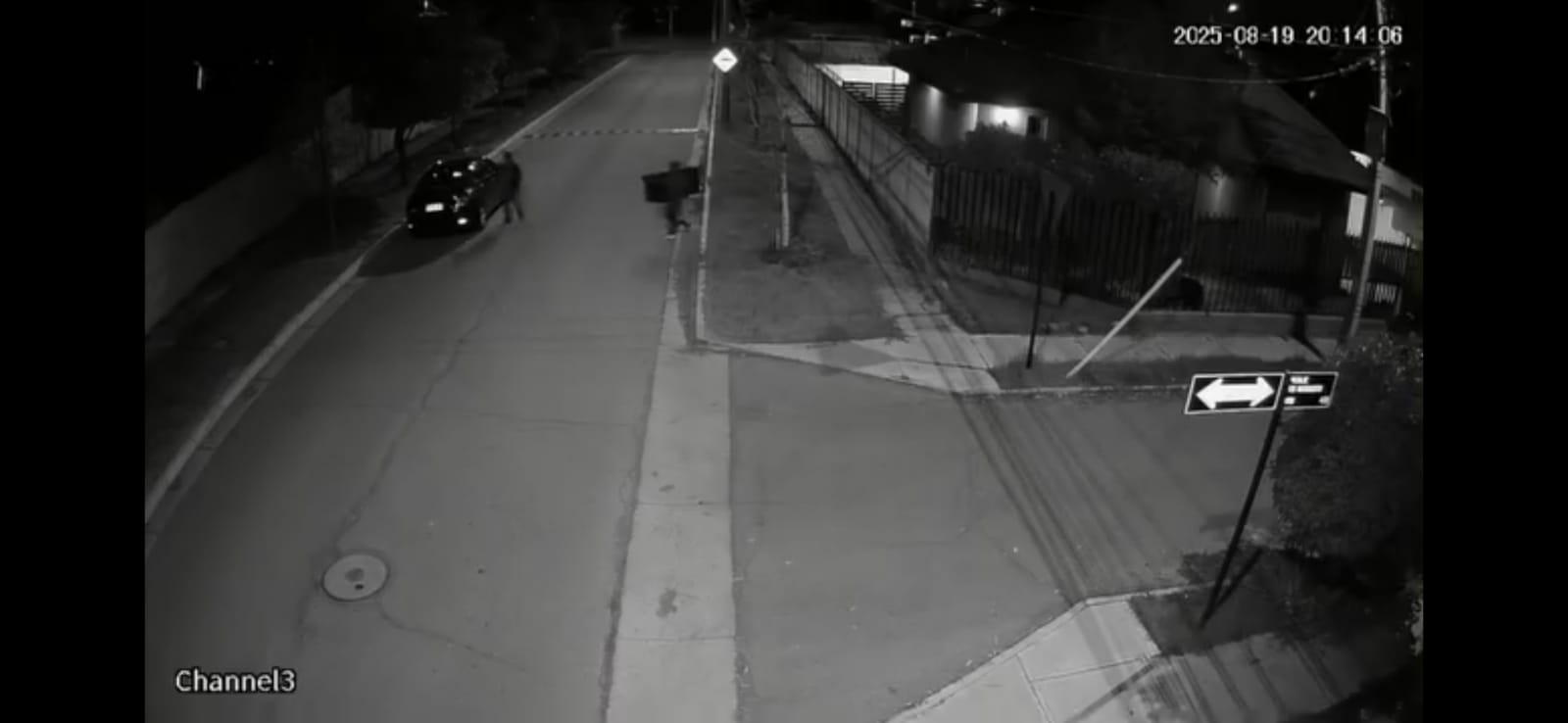SAN ESTEBAN: [VIDEO] Nuevo registro en Villa Los Viñedos: sujetos en auto negro roban especies desde vivienda
