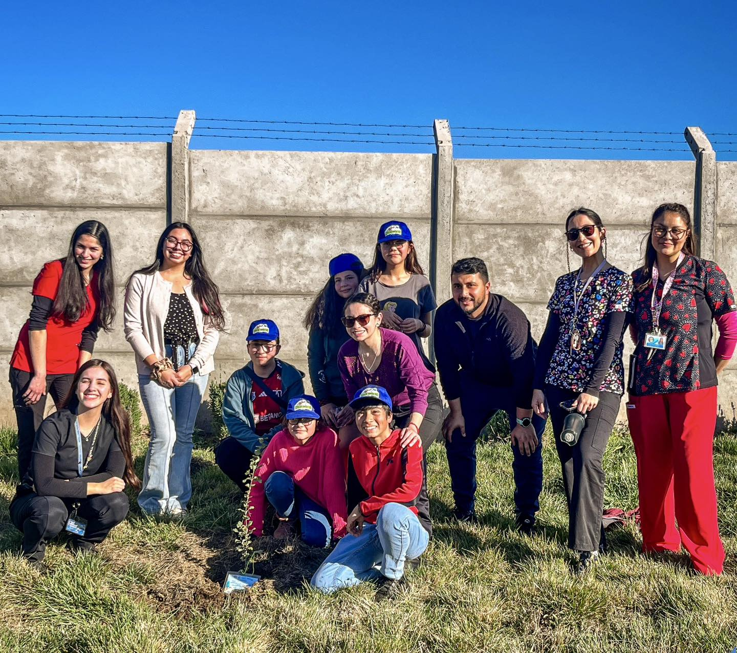 RINCONADA: Niñas y niños de Rinconada reforestan área posterior del Cesfam de la comuna