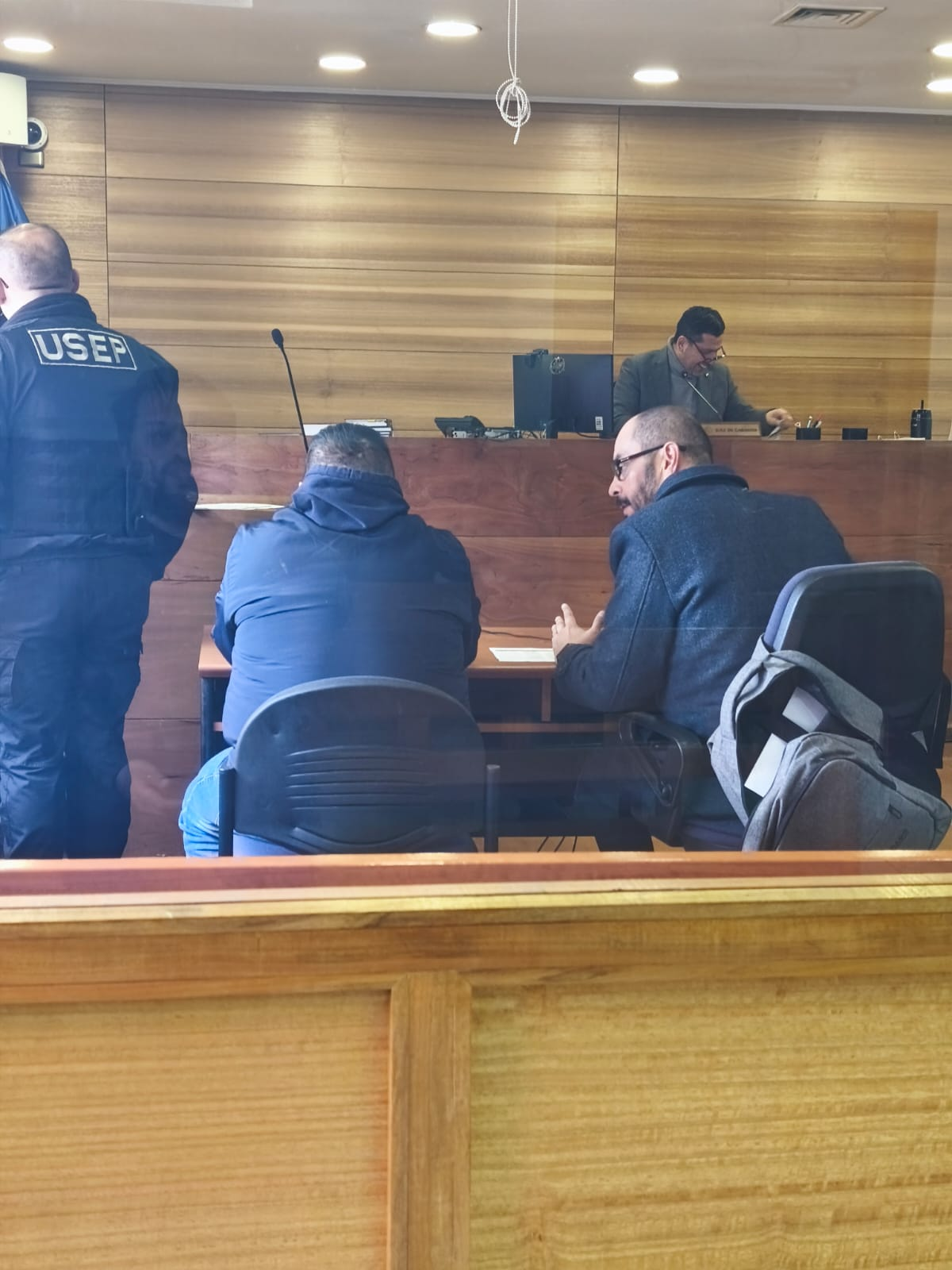 SAN ESTEBAN: Sujeto destrozó con un hacha el vehículo de su ex pareja