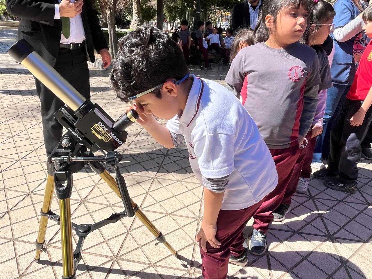 LOS ANDES: Planetario móvil acerca la astronomía a más de 500 estudiantes en Los Andes