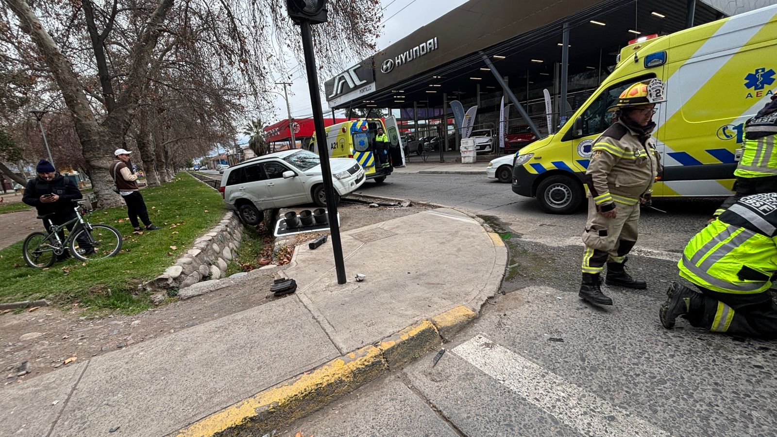 SAN FELIPE: Choque en Chacabuco con Traslaviña dejó dos heridos y auto en canal de regadío