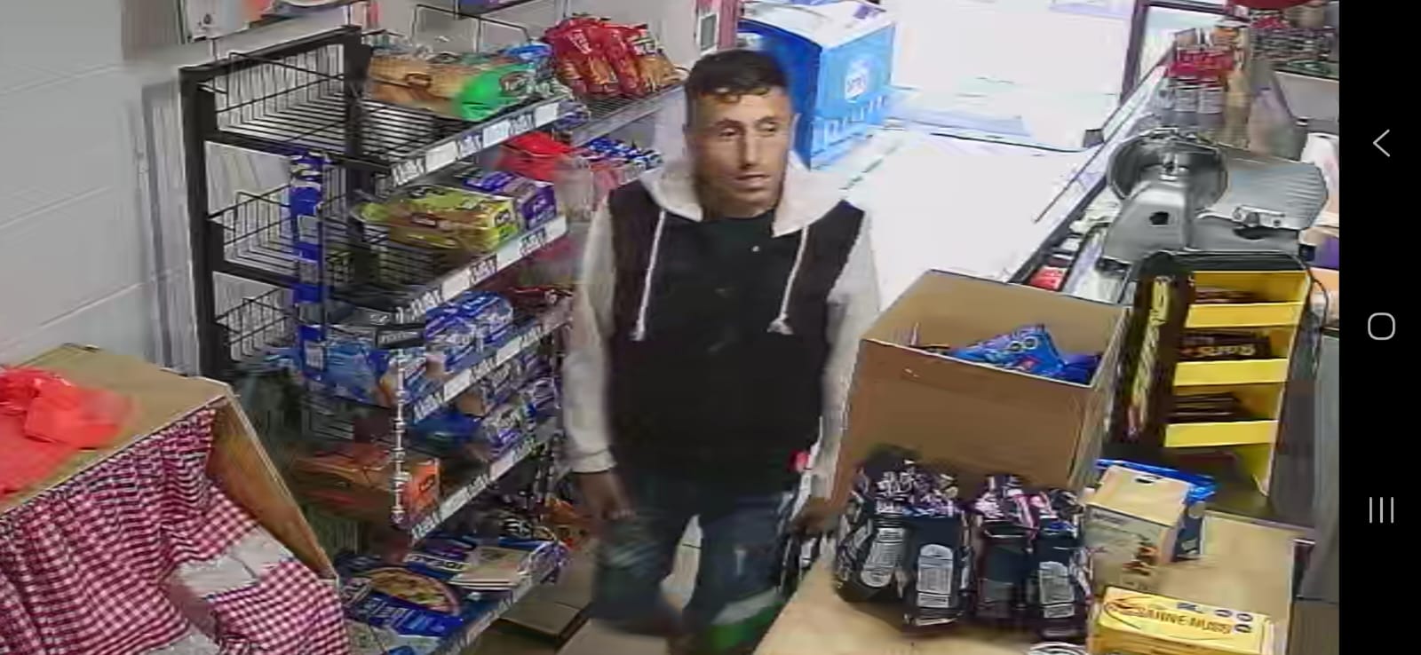 LOS ANDES: [VIDEO] Sujeto roba en minimarket de Villa Minera Andina
