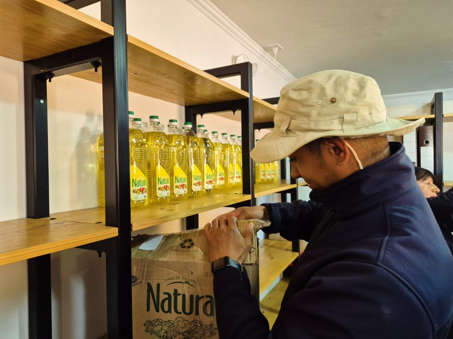 SAN ESTEBAN: DPP Los Andes entrega 300 aceites incautados por aduanas a ecomercado solidario de San Esteban