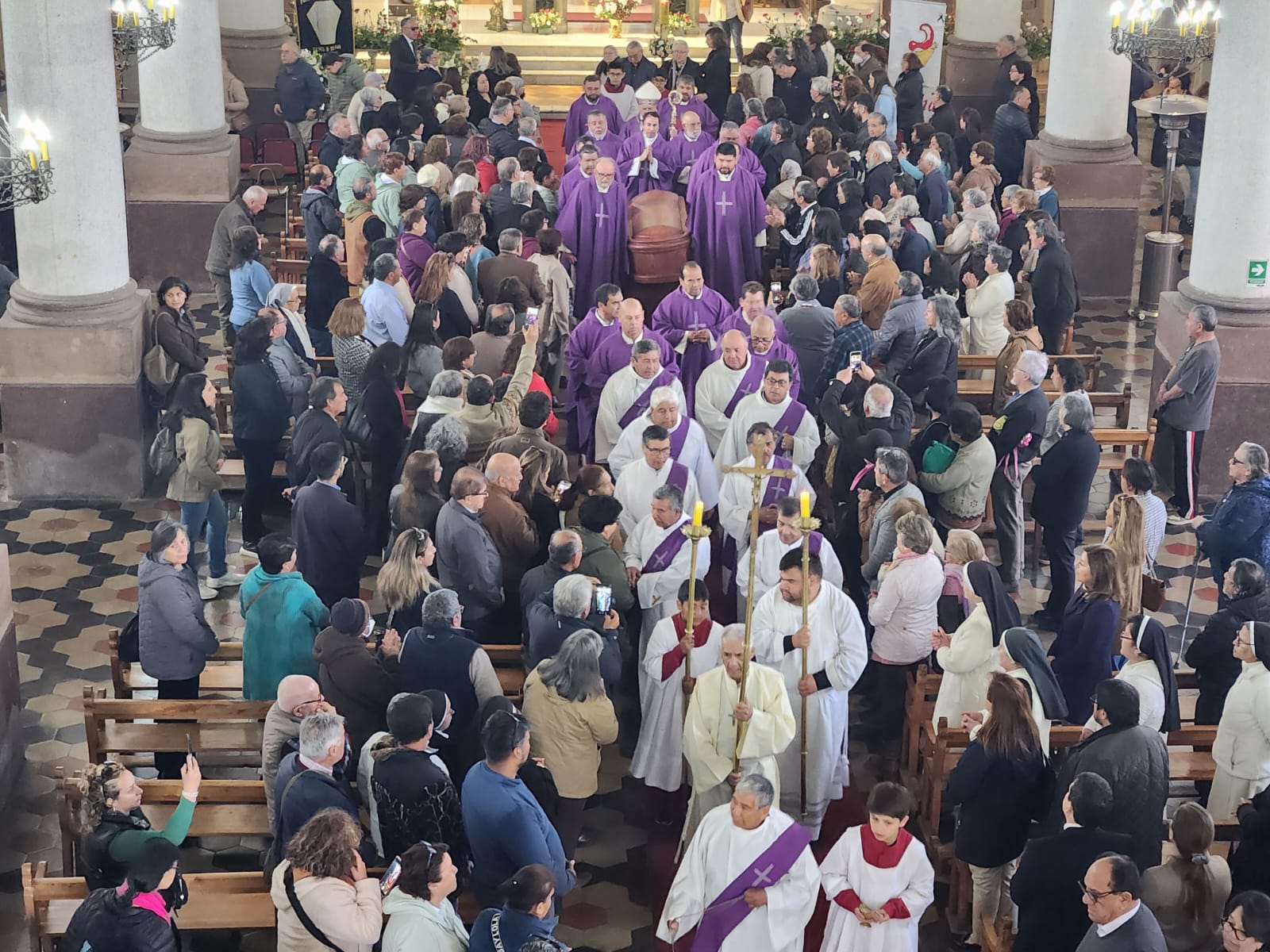 SAN FELIPE: Multitudinaria despedida al padre Hernán “Nano” Acuña garrido en la Catedral de San Felipe