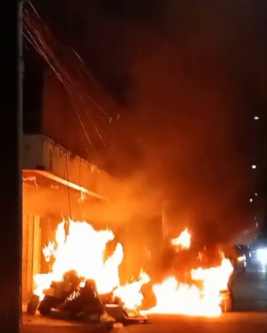  LOS ANDES: [VIDEO] Bomberos control incendio en Calle Esmeralda. Juego en basura quema vehículo estacionado en la vía pública