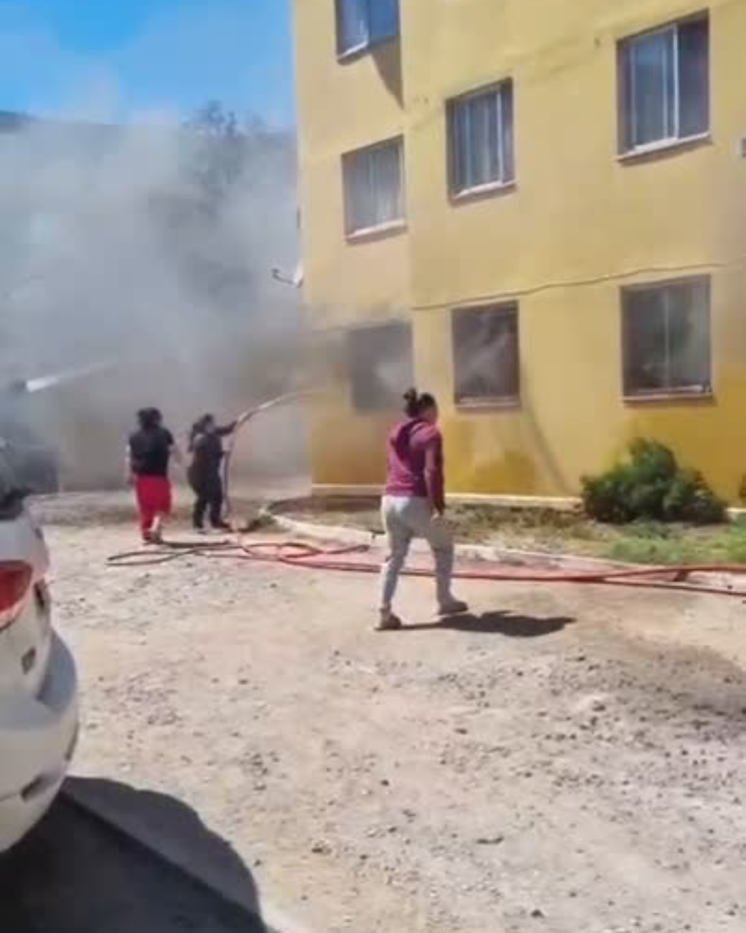 LLAY LLAY: [VIDEO] Incendio afecta a departamento en condominio Puertas del Sol