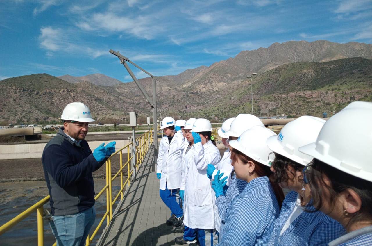 SAN FELIPE: Estudiantes del Liceo Bicentenario Corina Urbina de San Felipe conocieron planta de tratamiento de Esval